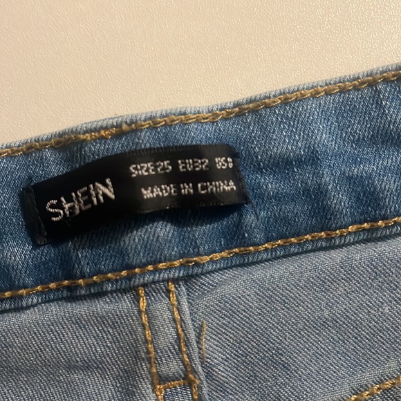 Light wash ripped high waist thick stretchy jeans 💙 - Picture 4 of 8